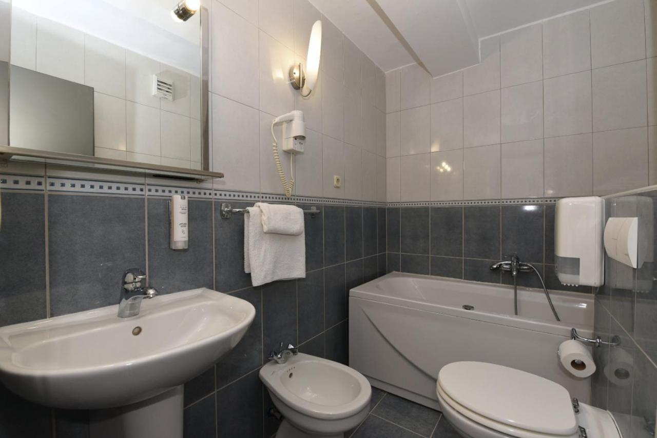 Hotel Tolero Плоче Екстериор снимка